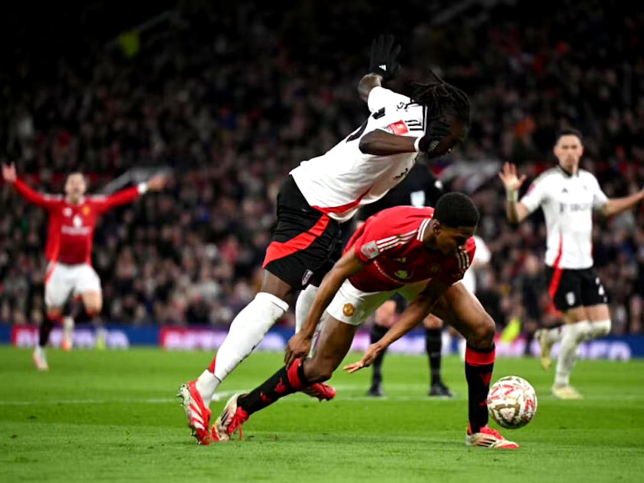 开云官网-包含曼联伤情更新备战足总杯转折点华盛顿奇才队长鼓劲,这操作让人直呼:冲刺阶段犹他爵士造点机会的词条